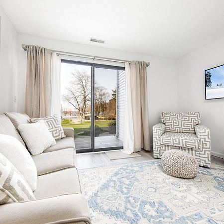 Gorgeous 2 Bedroom Lake View Condo Траверс-Сити Экстерьер фото