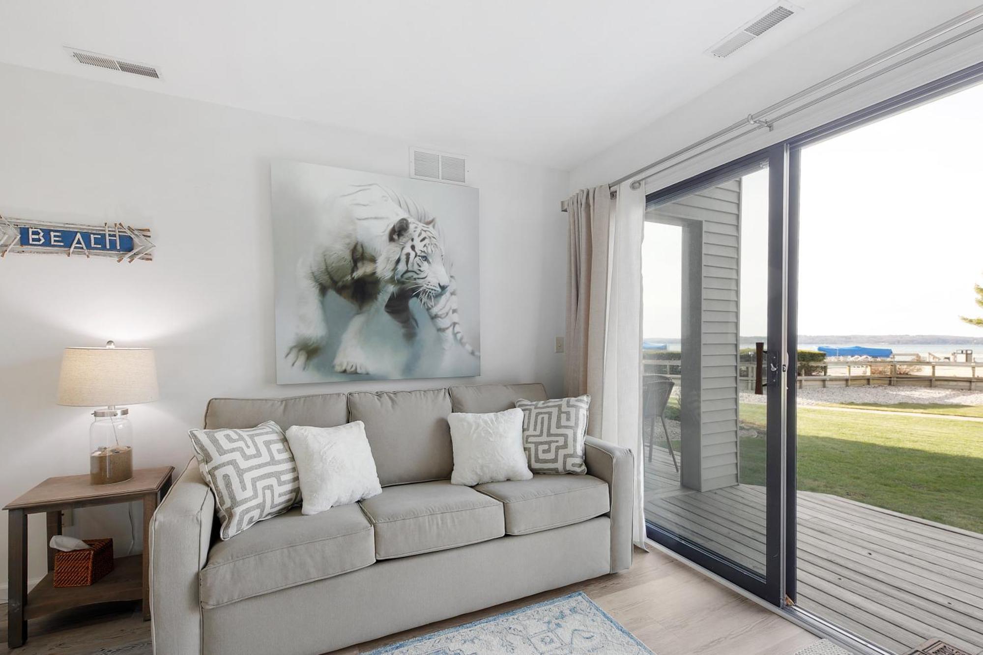 Gorgeous 2 Bedroom Lake View Condo Траверс-Сити Экстерьер фото